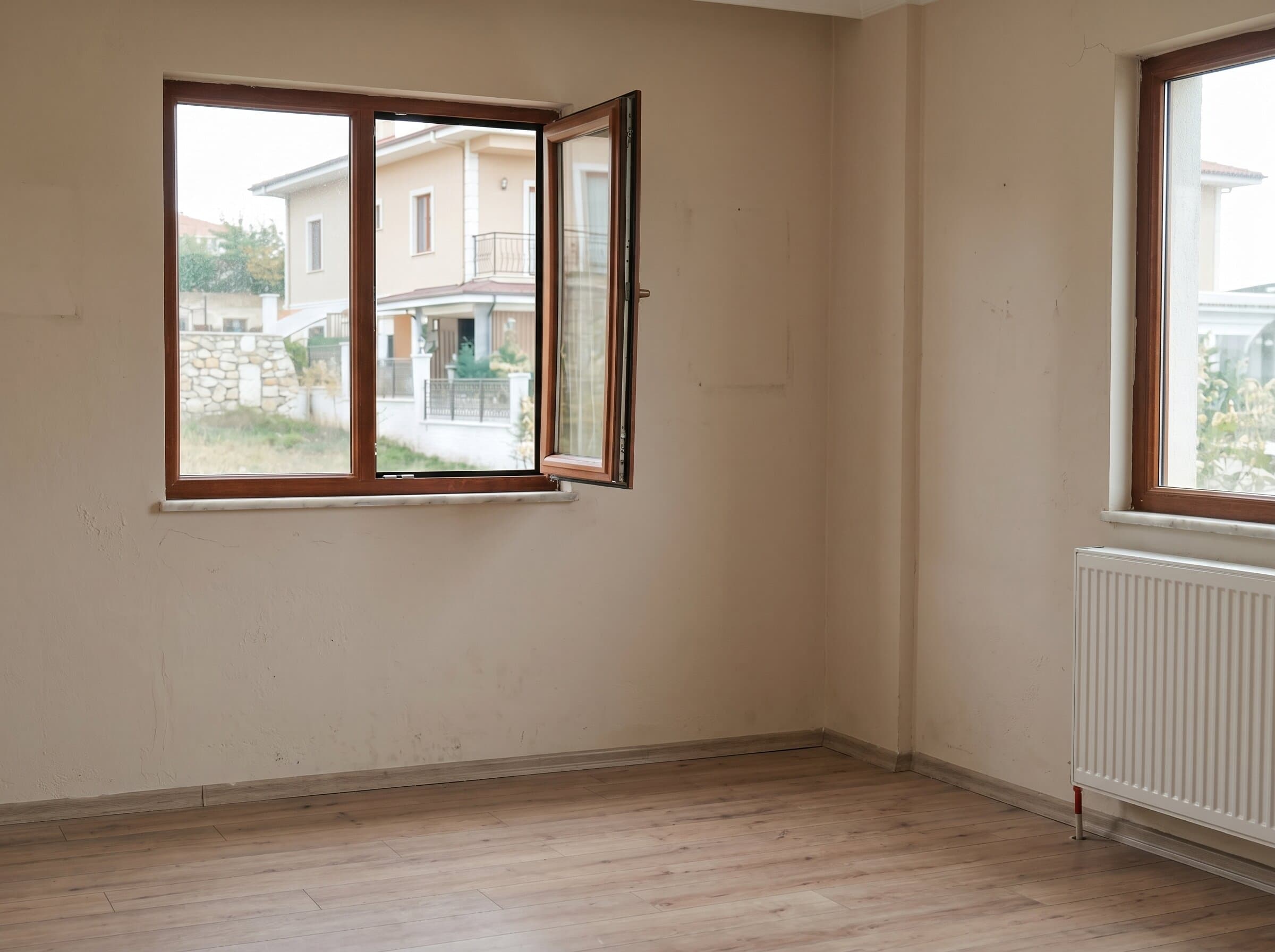 Photo immobilière avant revalorisation — pièce vide sans mise en scène
