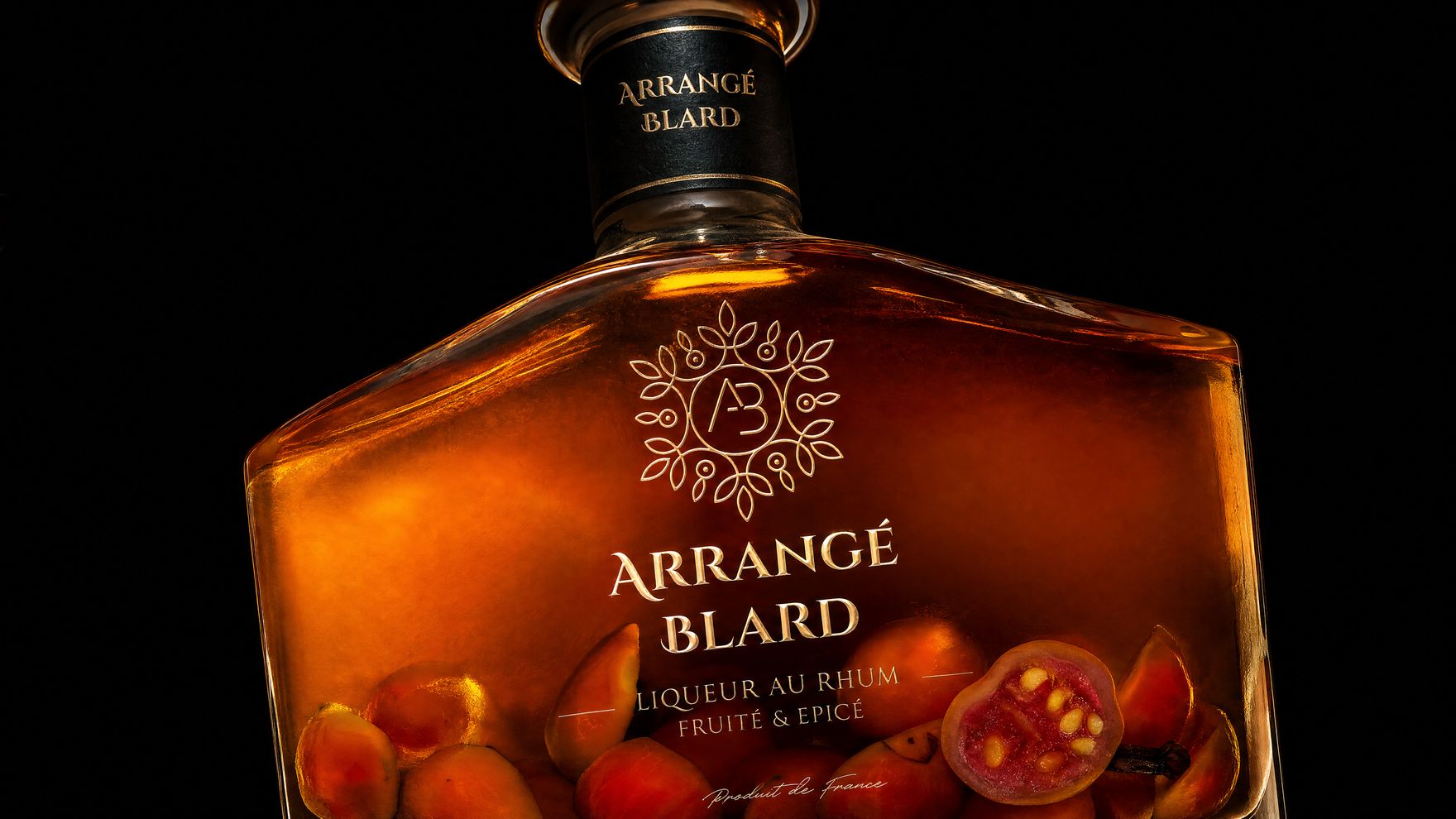 La bouteille Arrangé Blard goyavier sur fond noir, lumière dorée, goyaviers visibles à travers le verre, image créée par intelligence artificielle