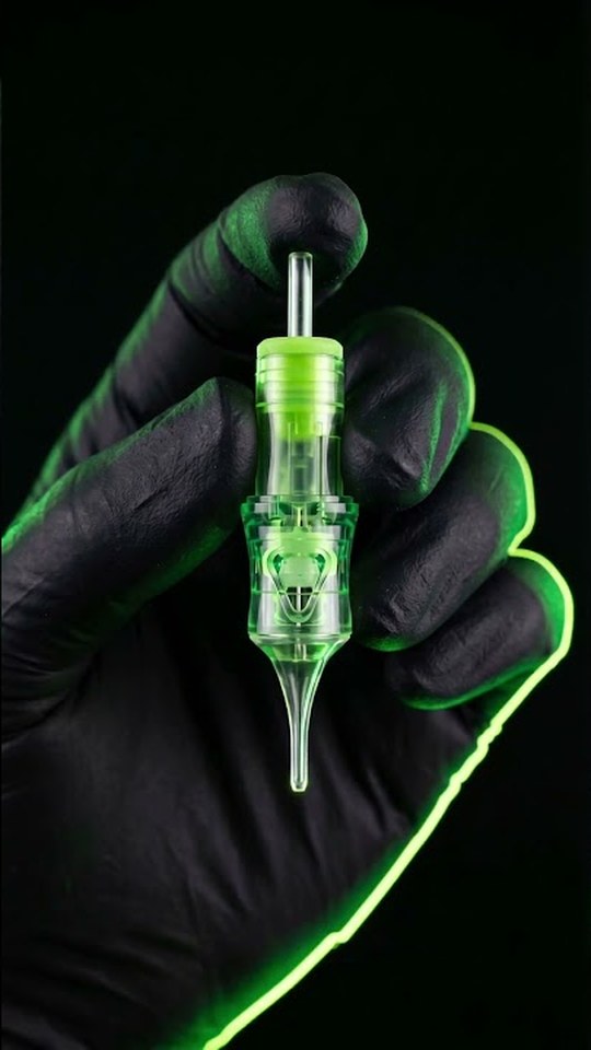 Cartouche de tatouage MG en lumière verte sur fond sombre, vidéo produit réalisée par Digital Corail