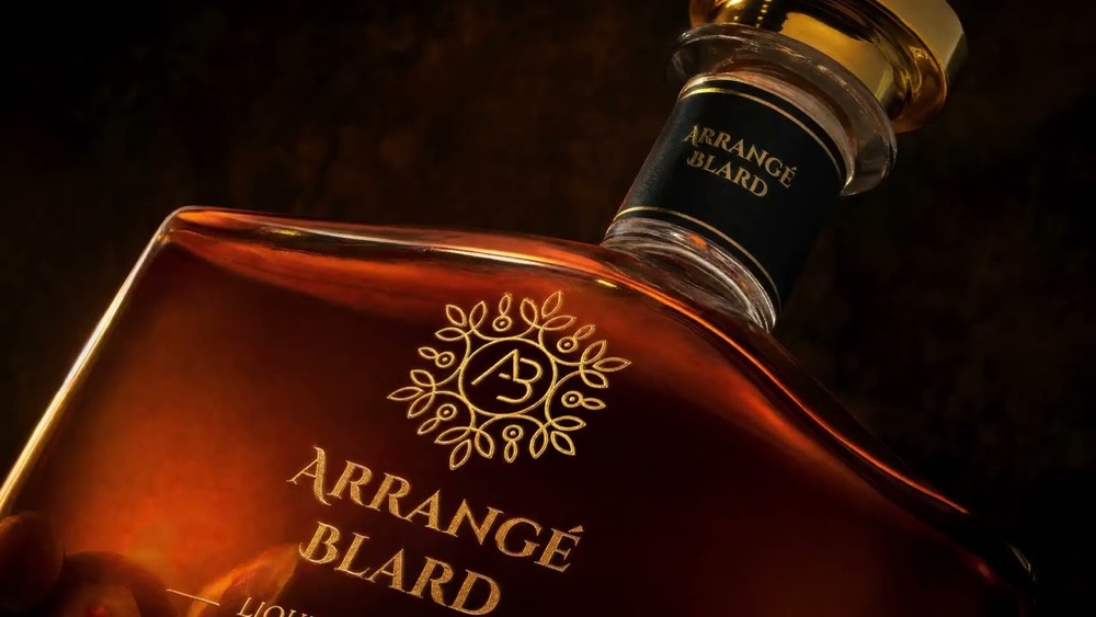 Bouteille de rhum arrangé Arrangé Blard en lumière dorée, image d'une vidéo produit réalisée par Digital Corail